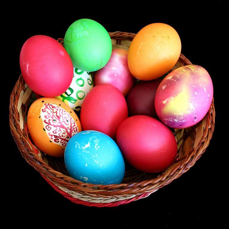 Easter Eggs. Funny Easter jokes. Image used under a Collective Commons License from: https://commons.wikimedia.org/wiki/File:Bg-easter-eggs.jpg